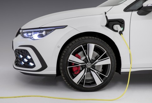 Plug-in hybride auto en belasting - waarom 2024 het jaar is om over te stappen