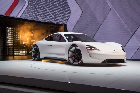 Porsche heeft Mission E en andere elektrische auto's gepland vanaf 2019