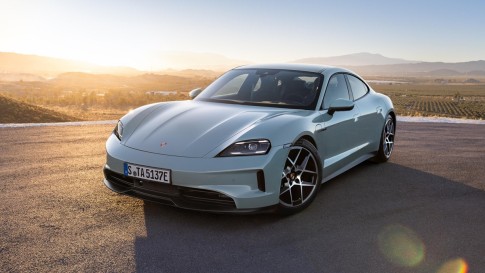 Journalisten testen de Porsche Taycan 2024 facelift: 'een weergaloze GT' Journalisten testen de Porsche Taycan 2024 facelift: 'een weergaloze GT'