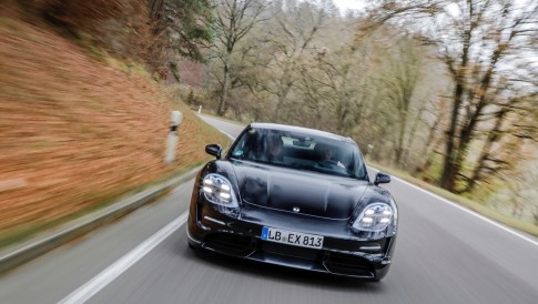 Porsche Taycan populair onder Tesla-rijders, productie verdubbeld Porsche Taycan populair onder Tesla-rijders, productie verdubbeld