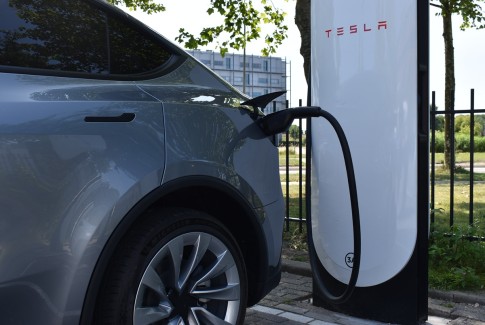 Pseudo-eindheffing maakt brandstofauto duurder, elektrisch leasen is slimmer