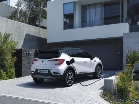 Renault Clio en Captur voortaan ook als hybride, met of zonder stekker Renault Clio en Captur voortaan ook als hybride, met of zonder stekker