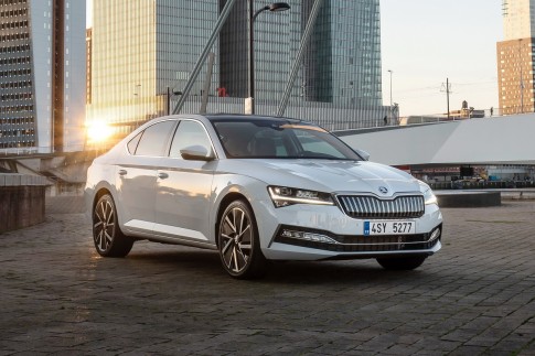 Skoda Superb nu te bestellen vanaf 32.990 euro, ook stekkerversie goedkoper