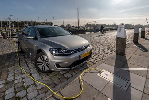 Eerste ondergrondse laadpaal voor elektrische auto's geplaatst in Rotterdam