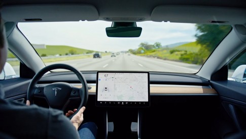 Tesla werkt aan 'Mad Max'-modus voor zelfrijdende Autopilot-systeem