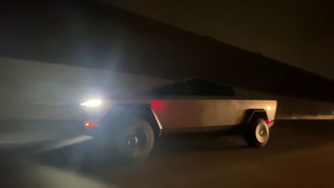 Nieuwe beelden van Tesla Cybertruck in het openbaar Nieuwe beelden van Tesla Cybertruck in het openbaar