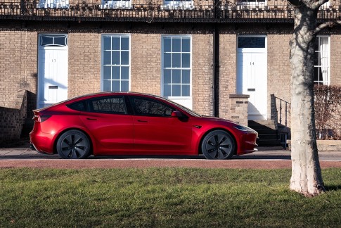 Tesla's Full Self-Driving komt naar Europa en wordt getest op Amsterdamse wegen Tesla's Full Self-Driving komt naar Europa en wordt getest op Amsterdamse wegen