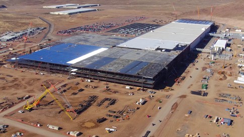 Tesla bouwt grootste zonnedak ter wereld Tesla bouwt grootste zonnedak ter wereld