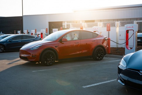 Tesla lanceert Holiday Update met Light Show, TikTok, dodehoekcamera en meer