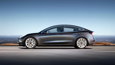 Record: Tesla Model 3 haalt 830 kilometer zonder opladen