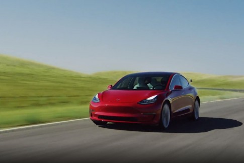 Weer recordaantal elektrische auto's verkocht, Tesla Model 3 verslaat iedereen
