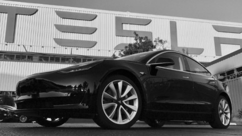 Elon Musk maakt eerste foto's definitieve Tesla Model 3 leasemodel Elon Musk maakt eerste foto's definitieve Tesla Model 3 leasemodel