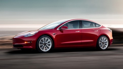 Volvo riep eerste elektrische auto terug door Tesla Model 3