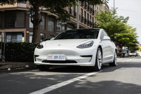 Daar is ie dan, de Tesla Model 3! Nu al te reserveren via ActivLease Daar is ie dan, de Tesla Model 3! Nu al te reserveren via ActivLease
