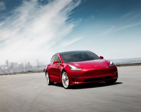 Tesla Model 3 haalt record laadsnelheid bij Fastned