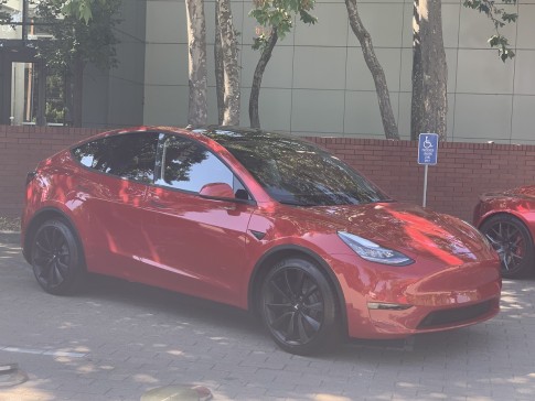 Tesla Model Y elektrische crossover in het rood gespot