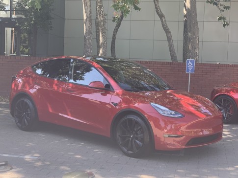 Tesla Model Y elektrische crossover in het rood gespot | ActivLease