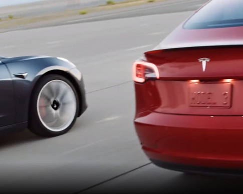 Video: Tesla Model 3 racet tegen andere EV's en nieuwe Toyota Supra