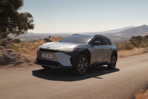 Toyota bZ4X heeft 450 km actieradius en een 'yoke' stuur zoals Tesla Toyota bZ4X heeft 450 km actieradius en een 'yoke' stuur zoals Tesla
