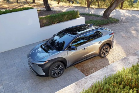 Toyota bZ4X - de elektrische auto met zonnepanelen in het dak