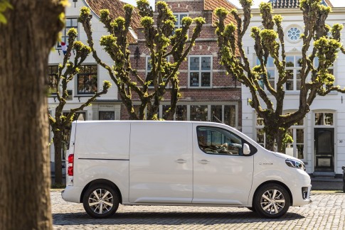 4 op een rij: de nieuwe generatie elektrische bestelwagens die u kunt leasen 4 op een rij: de nieuwe generatie elektrische bestelwagens die u kunt leasen