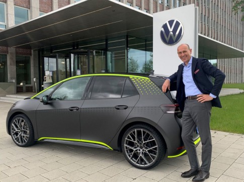 Volkswagen ID X: bliksemsnel prototype met ruim 300 pk onthuld Volkswagen ID X: bliksemsnel prototype met ruim 300 pk onthuld