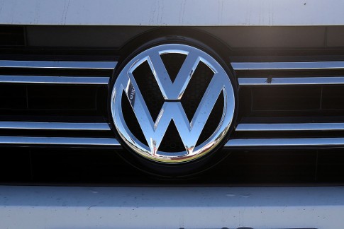 Volkswagen ontwikkelt oplaadrobot voor elektrische auto's