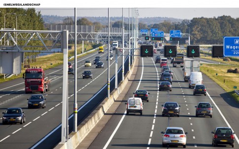 Rijkswaterstaat heeft ambitieuze plannen voor 'zonnesnelweg' A37 Rijkswaterstaat heeft ambitieuze plannen voor 'zonnesnelweg' A37