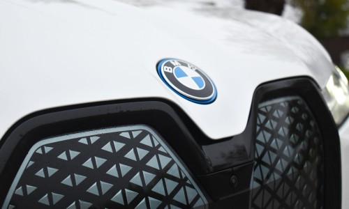 BMW verslaat Mercedes-Benz op twee fronten