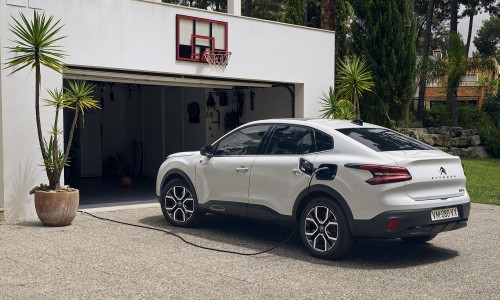 De Citroën e-C4 X is een volledig nieuwe elektrische sedan De Citroën e-C4 X is een volledig nieuwe elektrische sedan