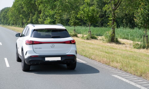 Mercedes-Benz auto's gaan helpen het wegdek te verbeteren