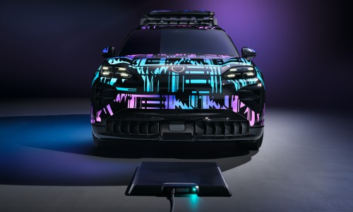 Elektrische auto draadloos opladen? De nieuwe Porsche Cayenne kan het!