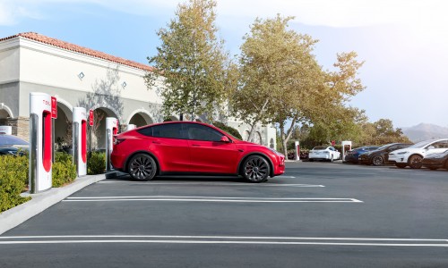 Tesla biedt tijdelijk gratis laden aan op populaire wintersportroutes Tesla biedt tijdelijk gratis laden aan op populaire wintersportroutes