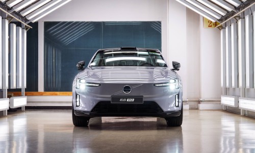 De Volvo ES90 is officieel in productie en onderweg naar Nederland