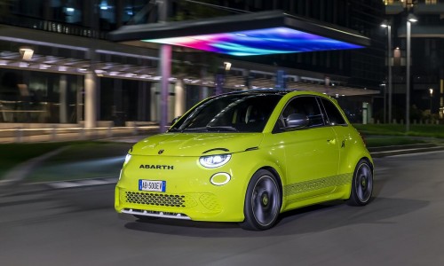 Elektrische Abarth 500e vanafprijs bekend, deze zomer beschikbaar