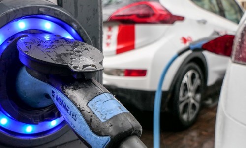 Amsterdam promoot elektrisch rijden; metro stopt met brandstofauto-reclames Amsterdam promoot elektrisch rijden; metro stopt met brandstofauto-reclames