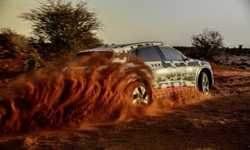 Getest: de Audi e-tron gaat op avontuur in de woestijn
