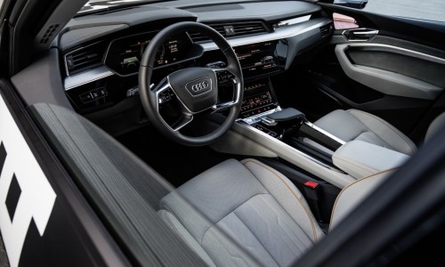 Bekijk het high tech Audi e-tron interieur