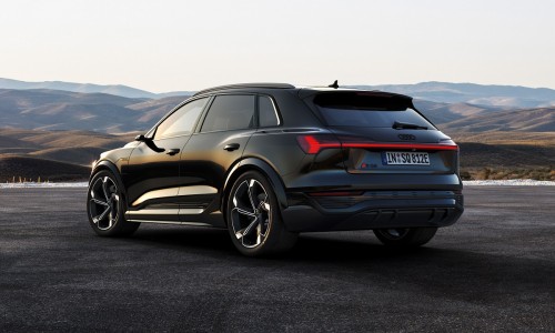 Audi e-tron wordt Audi Q8 e-tron: vernieuwde looks en 600 km actieradius Audi e-tron wordt Audi Q8 e-tron: vernieuwde looks en 600 km actieradius