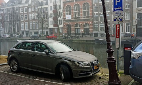 Zo hoog is een boete voor laadpaalkleven met een elektrische auto Zo hoog is een boete voor laadpaalkleven met een elektrische auto