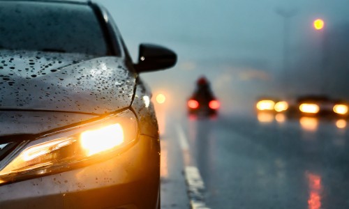 Gevaarlijk! Veel auto's rijden op de weg met verkeerde verlichting Gevaarlijk! Veel auto's rijden op de weg met verkeerde verlichting