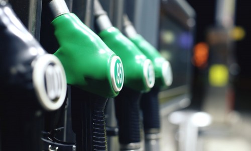 Even opletten bij het tanken: nieuwe namen voor benzine en diesel