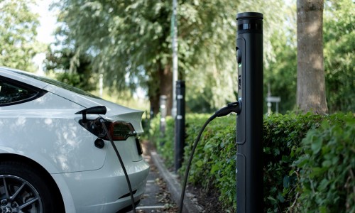 Kun je elektrisch rijden zonder laadpaal thuis?
