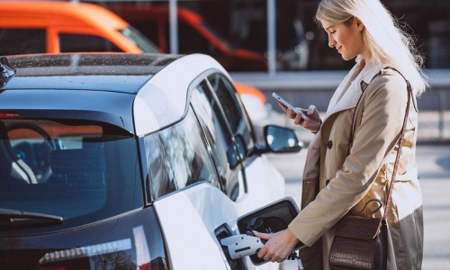 Elektrisch rijden 60% goedkoper dan benzine, dit betekent het voor leaseauto's