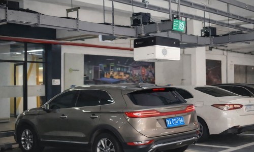 Laden zonder laadpaal? Oplaadrobots veroveren parkeergarages in China