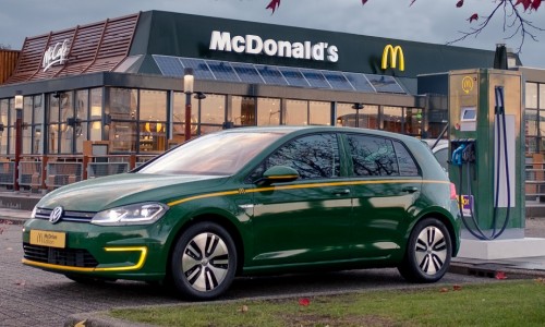 Elektrische auto binnen een half uur opladen bij McDonald's restaurants