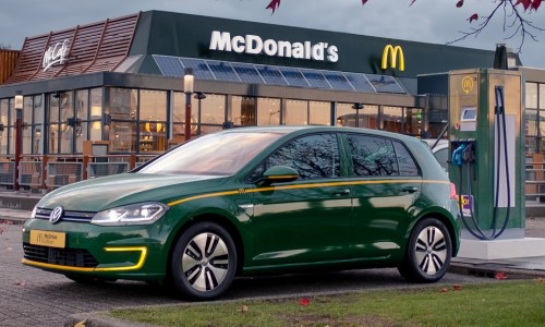 Elektrische auto binnen een half uur opladen bij McDonald's restaurants Elektrische auto binnen een half uur opladen bij McDonald's restaurants