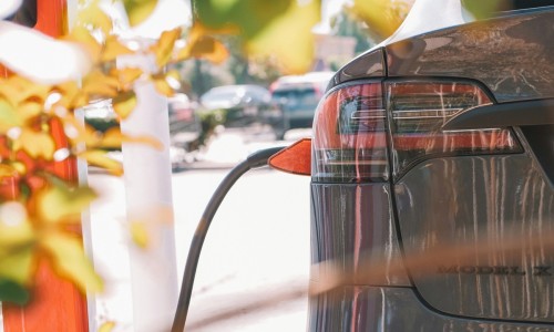 Met de elektrische auto op vakantie? In deze landen staan de meeste laadpunten Met de elektrische auto op vakantie? In deze landen staan de meeste laadpunten