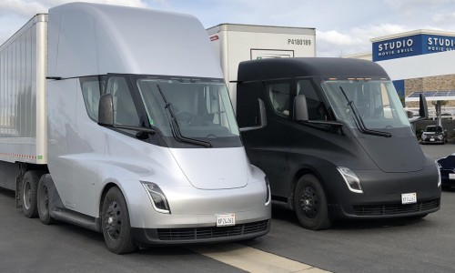 Elon Musk deelt foto van elektrische Tesla Semi bij transportdebuut