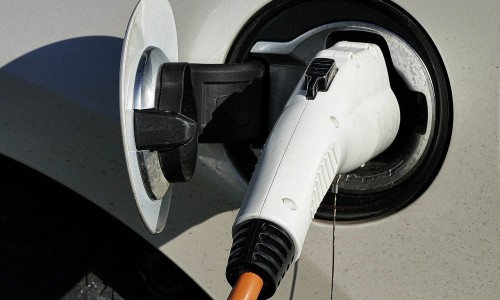 Fastned ziet omzet sterk stijgen door steeds meer elektrische leaserijders Fastned ziet omzet sterk stijgen door steeds meer elektrische leaserijders